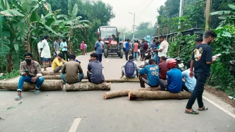 জামালপুরে তেলের গুজবে ফেসবুক পোস্ট: ইসলামপুরে মোটরসাইকেল চালকদের সড়ক অবরোধ