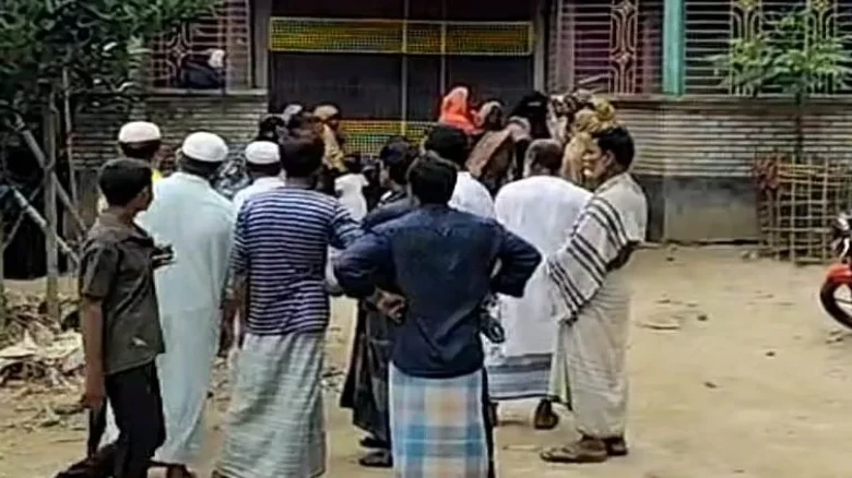 ফেনীতে ছাদ কেটে ঘরে ঢুকে প্রবাসীর স্ত্রীকে হাত-পা বেঁধে হত্যা
