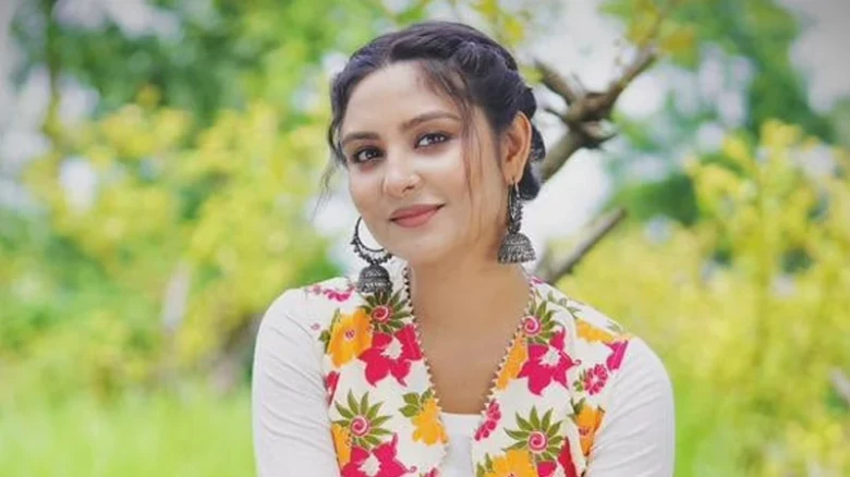 বাগদান নাকি প্রেম? নিজের অবস্থান জানালেন অভিনেত্রী নীহা