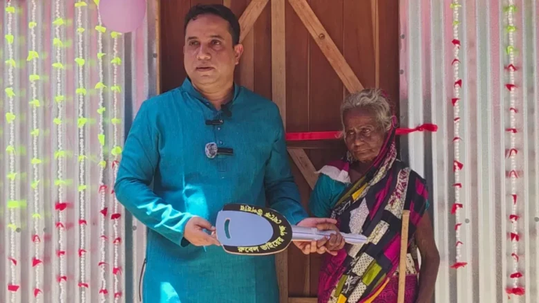 ৭০ টাকা নির্বাচনী অনুদানের প্রতিদান: বৃদ্ধাকে ঘর দিলেন এমপি