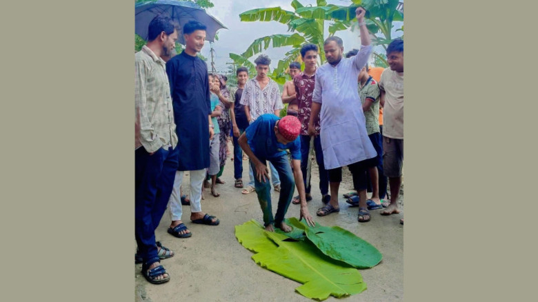 মোবাইল চোরকে শাস্তি হিসেবে ১০০ রাকাত নফল নামাজ পড়ালো এলাকাবাসী